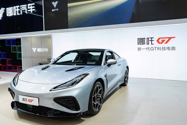 深圳83哪吒汽车在智能汽车领域的表现，领途汽车在新能源汽车市场中的影响力